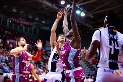 Imagen del partido entre el  ICG Força Lleida y el Grupo Ureta Tizona Burgos.