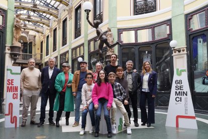 Parte del equipo de 'El maestro que prometió el mar', en la presentación de la película en Valladolid.