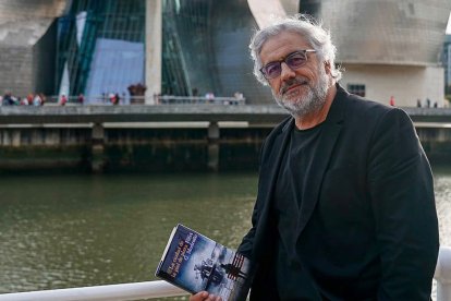 Félix G. Modroño, con un ejemplar de su nueva novela frente al Museo Guggenheim de Bilbao