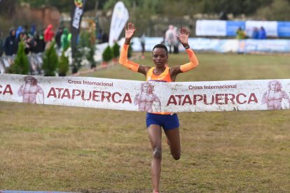 La keniata Beatrice Chebet, vencedora de la edición de 2023 del Cross de Atapuerca.