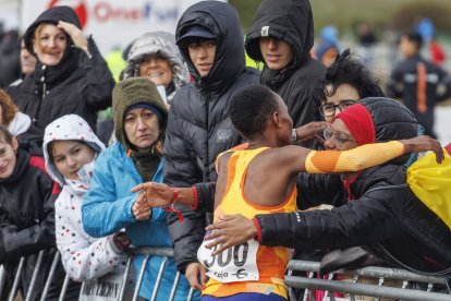 Chebet recibe las felicitaciones tras su victoria en Atapuerca