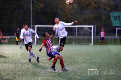 La lluvia intensa dificultó el juego de los jugadores sobre el campo de césped artificial.