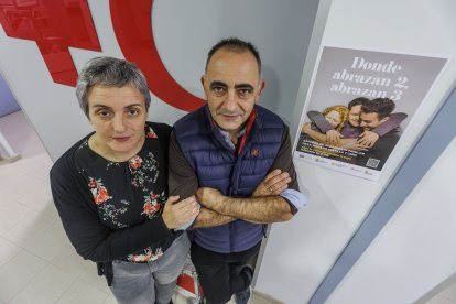 María Arana y Alberto Díaz posan en la sede de Cruz Roja.