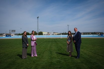 La firma del acuerdo entre la Arandina y Caixabank tuvo lugar en el Estadio El Montecillo.