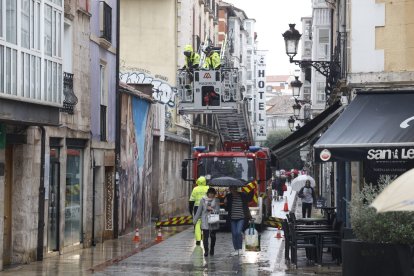 Intervención de los bomberos de Burgos en la calle de La Puebla por la borrasca Ciarán.