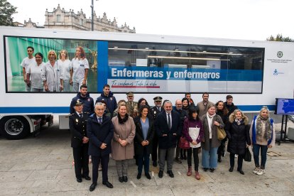 Los responsables de la 'Ruta enfermera' posan con representantes de distintos sectores de la ciudad que acudieron a dar la bienvenida a la iniciativa.
