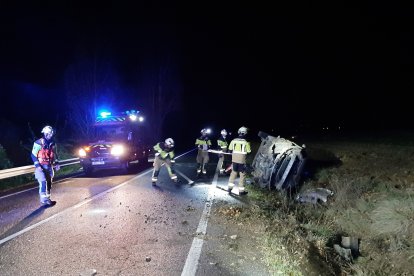 Los Bomberos intervienen en el lugar del accidente.