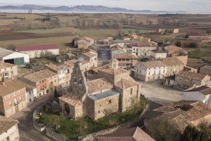 Vista general de Aguilar de Bureba con la iglesia de Santa María la Mayor en el centro.