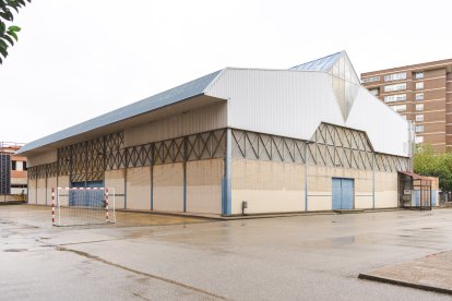 Exterior del polideportivo Javier Gómez, en la plaza Virgen del Manzano de Burgos.