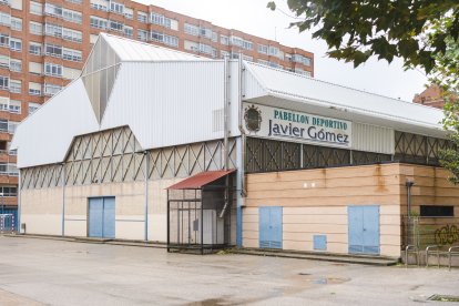 Exterior del polideportivo Javier Gómez, en la plaza Virgen del Manzano de Burgos.