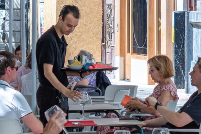 Un camarero sirve una mesa en un establecimiento de la capital burgalesa.