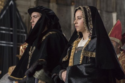 Irene Escolar y Raúl Mérida encarnaron a Juana de Castilla y a Felipe de Habsburgo en la película ‘La corona partida’ (Jordi Frades, 2016).