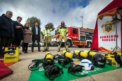 El consejero de Medio Ambiente, junto a la alcaldesa, ante el material nuevo de los bomberos. Al fondo, uno de los dos vehículos adquiridos.