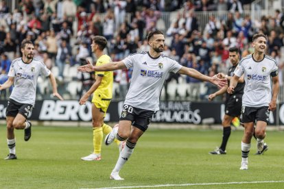 Grego Sierra celebra su gol ante el Villarreal en El Plantío.