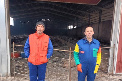 Millán y Benito posan junto a la nave calcinada en Caleruega