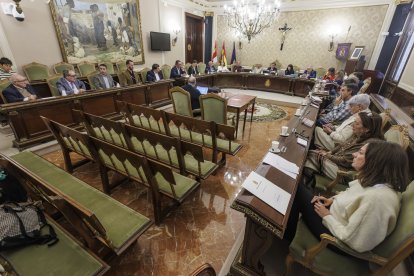 Vista general del salón de plenos de la Diputación de Burgos durante el debate. SANTI OTERO