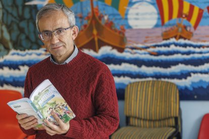 Serafín Tapia posa con un ejemplar de su libro en la sede de la Asociación Juvenil Parteluz.