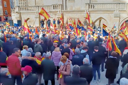 La plaza de la Catedral, repleta de manifestantes desde mucho antes de comenzar la concentración de protesta.