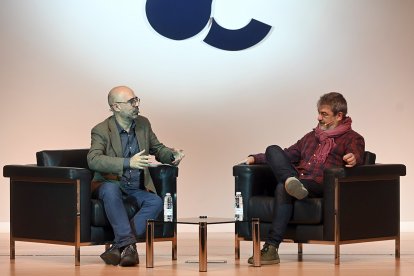 Óscar Esquivias (i) y Rodrigo Pérez Barredo conversaron en el salón de actos de la Fundación Círculo.