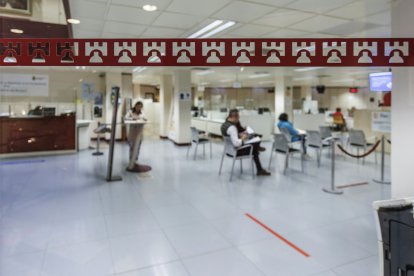 Varias personas en la planta baja del Ayuntamiento de Burgos.