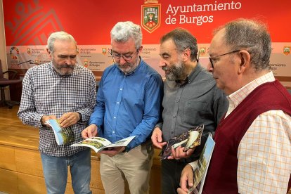 El concejal Carlos Niños acompañado por miembros de la Asociación Micológica Gatuna en la presentación del programa.