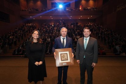 El presidente de la Junta, Alfonso Fernández Mañueco; el CEO de Galletas Gullón, Juan Miguel Martínez Gabaldón; y la presidenta de Edigrup, Adriana Ulibarri, en la gala de los Premios La Posada 2023 de El Mundo de Castilla y León.