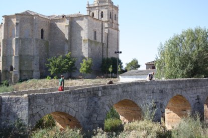 La iglesia de Nuestra Señora de la Asunción y el puente romano de Villasandino.