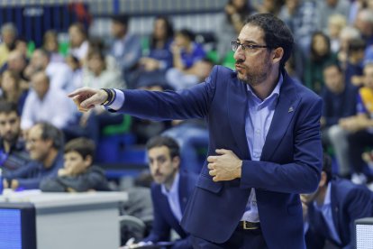 Lolo Encinas da instrucciones durante un partido.