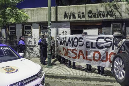 Concentración de apoyo al CSR de Gamonal tras ser precintado por segunda vez.