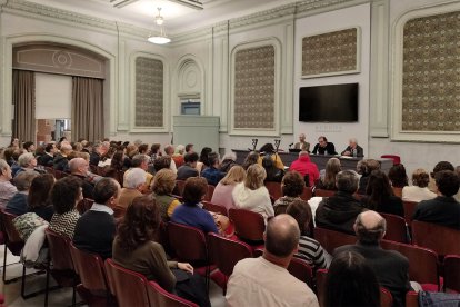 La Sala Polisón estuvo muy concurrida en la presentación del nuevo libro de Eliseo González.