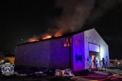 Los Bomberos intervenían anoche en la nave.