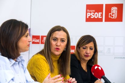 Un momento de la comparecencia de Virginia Barcones y Esther Peña, vicesecretaria general del PSOECyL, y secretaria general del PSOE de Burgos, respectivamente.