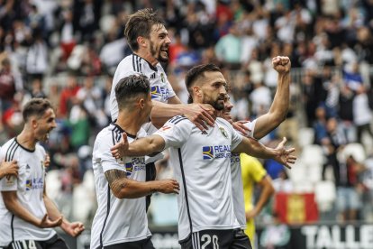 Los jugadores del Burgos CF celebran un gol.