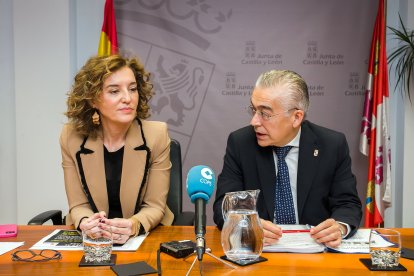 La directora general de Vivienda, María Pardo, junto al delegado territorial de la Junta en Burgos, Roberto Saiz.