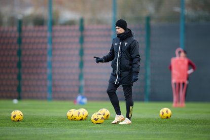 Lisci, protegido del frío, da instrucciones en un entreno previo al partido contra el Oviedo.