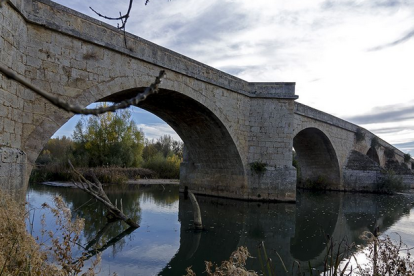 Imagen del puente sobre el río Pisuerga.