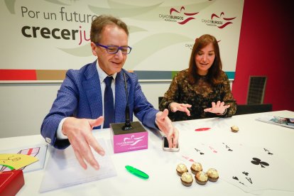 Juan Mayoral y Beatriz Rodríguez, durante la presentación del Ciclo de Magia navideño de la Fundación Caja de Burgos.