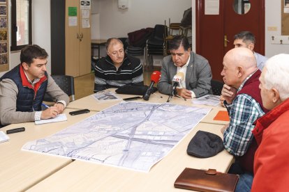 El concejal de Urbanismo, Juan Manuel Manso, explica en el centro municipal del barrio de Villatoro los detalles del trazado elegido.