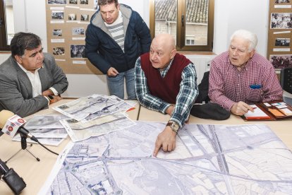 El concejal de Urbanismo, Juan Manuel Manso, explica en el centro municipal del barrio de Villatoro los detalles del trazado elegido.