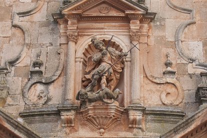 Escultura del arcángel san Miguel en la portada de la iglesia de Mahamud.