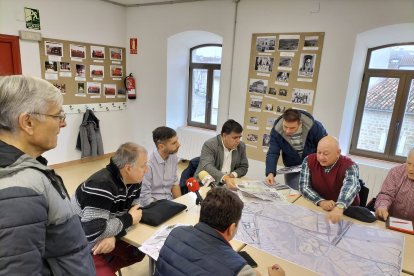 El concejal de Urbanismo, Juan Manuel Manso, se reunió con los vecinos del barrio.