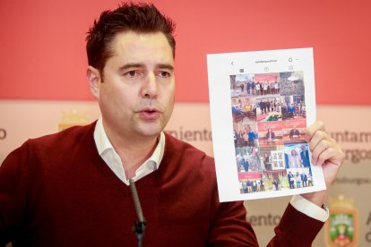 Daniel de la Rosa sostiene las últimas imágenes difundidas por las redes sociales municipales.