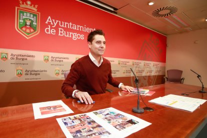 Daniel de la Rosa, portavoz municipal socialista, en una rueda de prensa en el Ayuntamiento de Burgos.