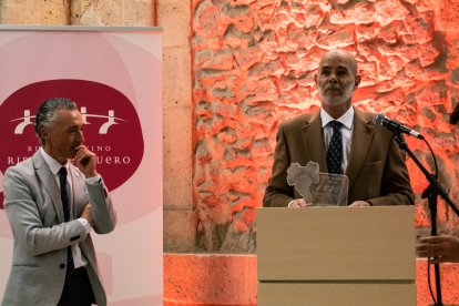 Joaquín Goma recoge el premio junto al presidente de la Ruta del Vino Ribera del Duero