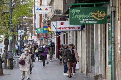 Vista parcial de comercios de la avenida del Cid.