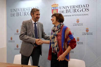 El rector de la UBU, Manuel Pérez Mateos, sella el acuerdo con la alcaldesa de Salas, Ada Marcos.