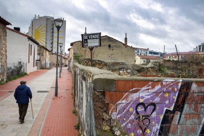 Detalles de viviendas abandonadas, solares vallados y alguna que otra casa rehabilitada.