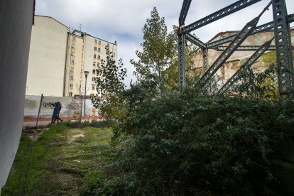 Detalles de viviendas abandonadas, solares vallados y alguna que otra casa rehabilitada.