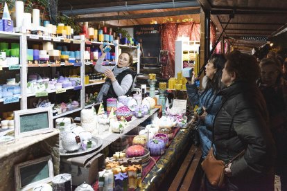 Dos mujeres compran en un puesto.