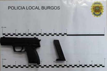 Pistola simulada incautada a uno de los menores detenidos.